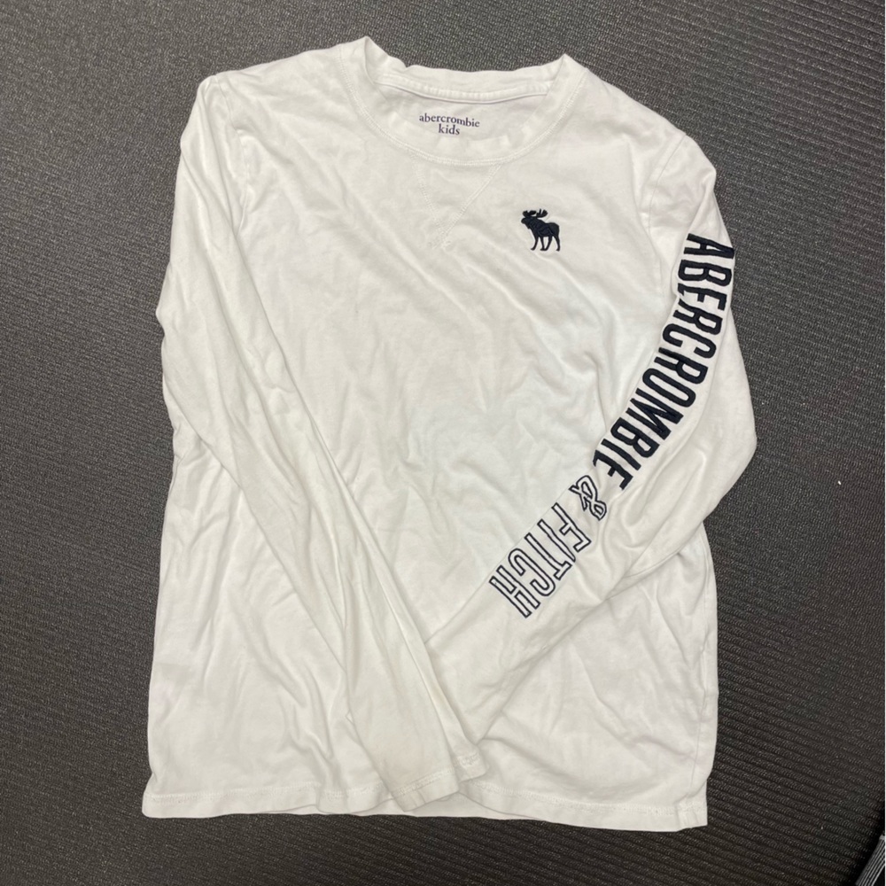 Abercrombie white long sleeve t-shirt kids size 15/16 with logo on sleeve